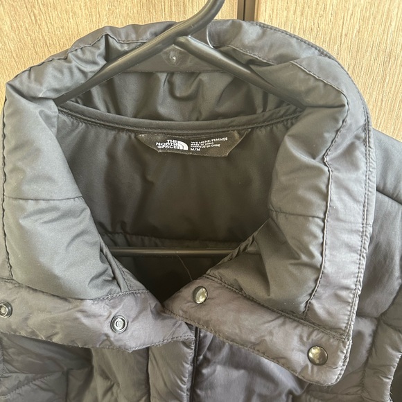The North Face Woman’s Black Quilted Vest EUC - Picture 3 of 6